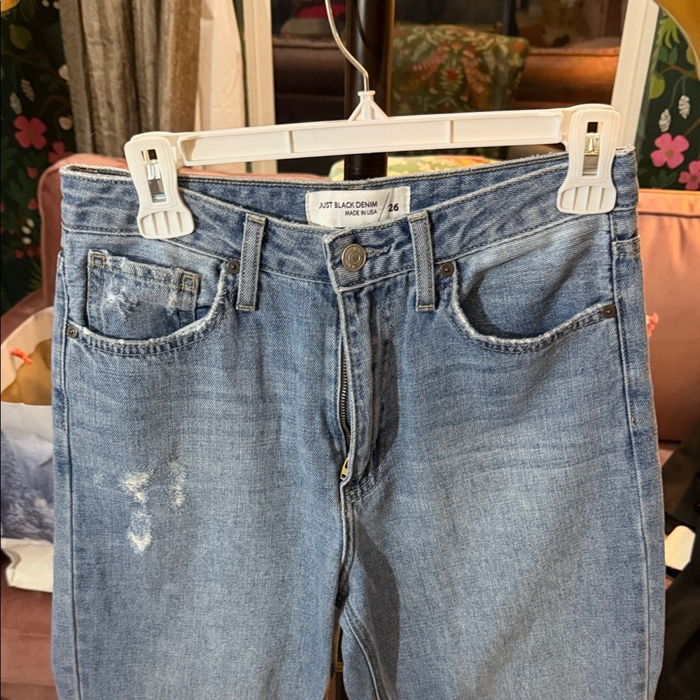 Just Black Denim distressed blue jeans size 26
Ripped knee relaxed high rise fit